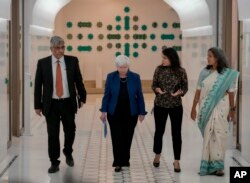 امریکی وزیرِ خزانہ ییلن بھارتی عہدیداروں کے ساتھ فائل فوٹو۔