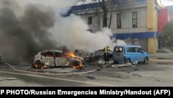 Lính cứu hỏa đang dập lửa sau vụ tấn công vào Belgorod hôm 30/12 năm 2023
