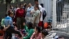 Một nhóm di dân thuộc nhiều quốc tịch chờ tại một trại tạm trú ở Mexico City, ngày 6/6/2024. 