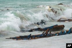 سمندر کی طاقت ور لہروں نے کمزور کشتی، جس پر 150 کے لگ بھگ افراد سوار تھے، توڑ پھوڑ کر رکھ دیا۔ 26 فروری 2023
