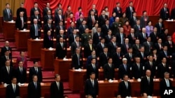 Chủ tịch Tập Cận Bình (giữa, hàng thứ hai) và các lãnh đạo trong phiên khai mạc Hội nghị Hiệp thương Chính trị Nhân dân Trung Quốc tại Đại lễ đường Nhân dân ở Bắc Kinh vào ngày 4/3/2024.