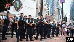 Cảnh sát tuần tra trên một con phố ở Causeway Bay của Hong Kong vào ngày 4/6/2024.