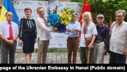 Đại sứ Ukraine ở Việt Nam Oleksandr Gaman (thứ ba, từ trái sang) gặp gỡ những người bạn của Ukraine ở Hà Nội, 26/8/2023.