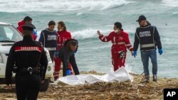 ساحلی محافظ اور امدادی کارکن اٹلی کے جنوبی ساحلی علاقے کے قریب سمندر میں ڈوب کر ہلاک ہونے والوں کی نعشیں نکال رہے ہیں۔ 26 فروری 2023