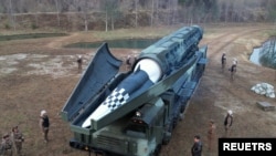 Phi đạn siêu thanh tầm xa dùng nhiên liệu rắn của Triều Tiên. (ảnh chụp ngày 2/4/2024).