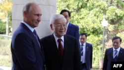 Tổng thống Nga Vladimir Putin (trái) và Tổng bí thư Việt Nam Nguyễn Phú Trọng bắt tay trước cuộc gặp ở Sochi ngày 6/9/2018. Chuyến thăm Việt Nam vào ngày 19/6/2024 của ông Putin là theo lời mời của ông Nguyễn Phú Trọng.