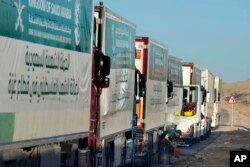 کے ایس ریلیف کے ٹرک 29 نومبر 2023 کو غزہ کی پٹی کے لیے امداد کے ساتھ رفح کراسنگ عبور کرنے کی تیاری کر رہے ہیں فوٹو اے پی