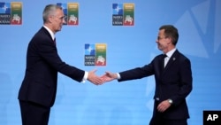 Tổng thư ký NATO Jens Stoltenberg (trái) bắt tay Thủ tướng Thụy Điển Ulf Kristersson tại hội nghị thượng đỉnh NATO ở Lithuania, ngày 11/7/2023. Thụy Điển vừa vượt qua rào cản cuối cùng sau khi quốc hội Hungary phê chuẩn tư cách thành viên của quốc gia Bắc Âu để gia nhập NATO.