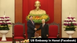 Tổng bí thư Việt Nam Nguyễn Phú Trọng (phải) tiếp Đại sứ Mỹ tại Việt Nam Marc Knapper ở Trụ sở Trung ương Đảng tại Hà Nội hôm 25/4.