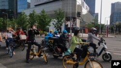 Người dân trên đường phố Thượng Hải. Nhiều người dân Trung Quốc bị đánh cắp dữ liệu cá nhân