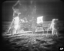 اس تصویر میں چاند پر پہلا انسانی قدم رکھنے والے نیل آرمسٹرانگ دکھائی دے رہے ہیں۔ 20 جولائی 1969