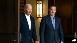 Tổng thống Mỹ Joe Biden và con trai Hunter Biden rời khỏi nhà thờ Công giáo Holy Spirit tại Johns Island, South Carolina, ngày 13/8/2022.