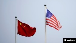 Quốc kỳ Trung Quốc và Quốc kỳ Hoa Kỳ.