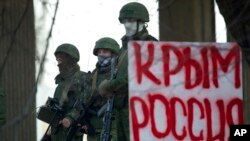 Tổng thống Vladimir Putin nói quyết định đưa quân vào Crimea, Ukraina để 'bảo vệ công dân Nga'.