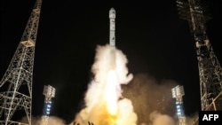 Bức ảnh được chụp vào ngày 21 tháng 11 năm 2023 và được Thông tấn xã Triều Tiên (KCNA) chính thức công bố vào ngày 22 tháng 11 năm 2023 cho thấy một tên lửa mang theo vệ tinh trinh sát 'Malligyong-1' được phóng to từ Vệ tinh Sohae.