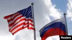 Quốc kỳ Mỹ và Nga.