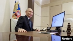 Ông Vladimir Putin bỏ phiếu trực tuyến.