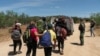 Những người di cư xin tị nạn được đưa tới nơi tập trung, sau khi Tổng thống Hoa Kỳ Joe Biden công bố một nỗ lực thực thi an ninh biên giới sâu rộng, tại Jacumba Hot Springs, California, Hoa Kỳ ngày 10 tháng 6 năm 2024. REUTERS/Go Nakamura