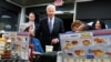 Tổng thống Hoa Kỳ Joe Biden gặp gỡ mọi người khi ông nhận phần ăn ở Waffle House tại Marietta, bang Georgia, sau khi tham gia cuộc tranh luận tổng thống ở Atlanta vào ngày 28/6/2024.