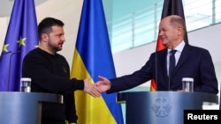 Thủ tướng Đức Olaf Scholz và Tổng thống Ukraine Volodymyr Zelenskyy bắt tay tại cuộc họp báo ở Berlin, Đức, ngày 16/2/2024.