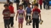 رفح میں فلسطینی بچے برتن اٹھائے خوراک کی تقسیم شروع ہونے کا انتظار کر رہے ہیں۔ 19 مئی 2024