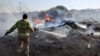 ایک اسرائیلی فائر فائٹر، جنوبی لبنان سے داغے گئے راکٹوں سے کریات شمونہ کے علاقے میں بھڑکنے والی آگ بجھا رہا ہے۔ دو اسرائیلی وزیروں نے حکومت پر زور دیا ہے کہ حملے روکنے کے لیے لبنان کے اندر موجود حزب اللہ کے ٹھکانے تباہ کر دیے جائیں۔ 4 جون 2024