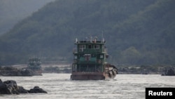 Hình tư liệu - Tàu vận tải Trung Quốc trên sông Mekong gần khu vực Tam giác Vàng, ngày 1/3/2016.