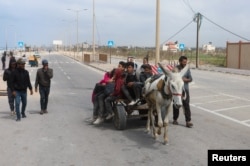 الشفا پر اسرائیلی فوج کی کارروائی کے بعد لوگ علاقہ چھوڑ کر محفوظ مقامات کی طرف جا رہے ہیں۔ 18 مارچ 2024