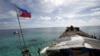 TƯ LIỆU - Cờ Philippines tung bay trên tàu BRP Sierra Madre, một con tàu xuống cấp của Hải quân Philippines được cho mắc cạn từ năm 1999 và trở thành một đơn vị quân sự của Philippines trên Bãi cạn Second Thomas đang tranh chấp, ở Biển Đông, ngày 29 tháng 3 năm 2014.