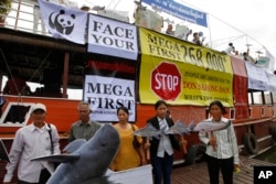 Từ con thuyền trên khúc Sông Mekong Nam Vang, người dân Cam Bốt giương biểu ngữ phản đối Đập Don Sahong [photo by Heng Chivoan] Đến bao giờ thì mới có được tiếng nói cư dân nơi ĐBSCL?