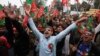 تحریکِ انصاف کا الیکشن کمیشن کے دفاتر کے باہر احتجاج: 'یہ کوشش کارگر ثابت نہیں ہو گی'