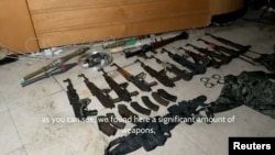 اسرائیلی فوج کی جاری کردہ ویڈیو سے حاصل کردہ تصویر میں وہ ہتھیار دکھائے گئے ہیں جو فوج کے دعوے کے مطابق حماس نے اسپتال میں چھپائے ہوئے تھے۔ 20 مارچ 2024