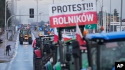 Nông dân Ba Lan lái máy kéo trong đoàn biểu tình ở Minsk Mazowiecki, Ba Lan, vào ngày 20/2/2024.
