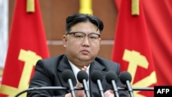 Nhà lãnh đạo Triều Tiên Kim Jong Un phát biểu tại Hội nghị của Uỷ ban Trung ương Đảng Lao động Triều Tiên lần thứ 8 (ảnh do KCNA công bố ngày 31/1/2023)