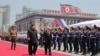 Nhà lãnh đạo Triều Tiên Kim Jong Un (giữa trái) và Tổng thống Nga Vladimir Putin (giữa phải) duyệt đoàn quân danh dự tại Quảng trường Kim Il Sung, ở Bình Nhưỡng, ngày 19/6/2024.