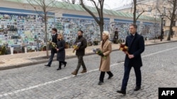 Các nhà lãnh đạo của Canada, Ý, EU và Bỉ cùng Tổng thống Ukraine Volodymyr Zelenskyy (giữa) dự buổi lễ đặt vòng hoa tại Bức tường tưởng nhớ những chiến sĩ vệ quốc đã hi sinh ở Kyiv, nhân kỉ niệm hai năm ngày Nga xâm lược Ukraine, ngày 24 tháng 2 năm 2024.